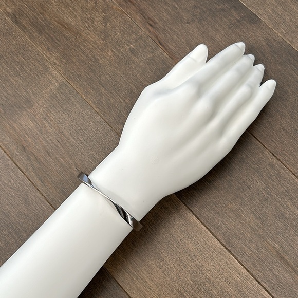 KATE SPADE Do The Twist Pave Hinged Bangle Bracelet, Silver Designer Jewellery - Picture 1 of 5